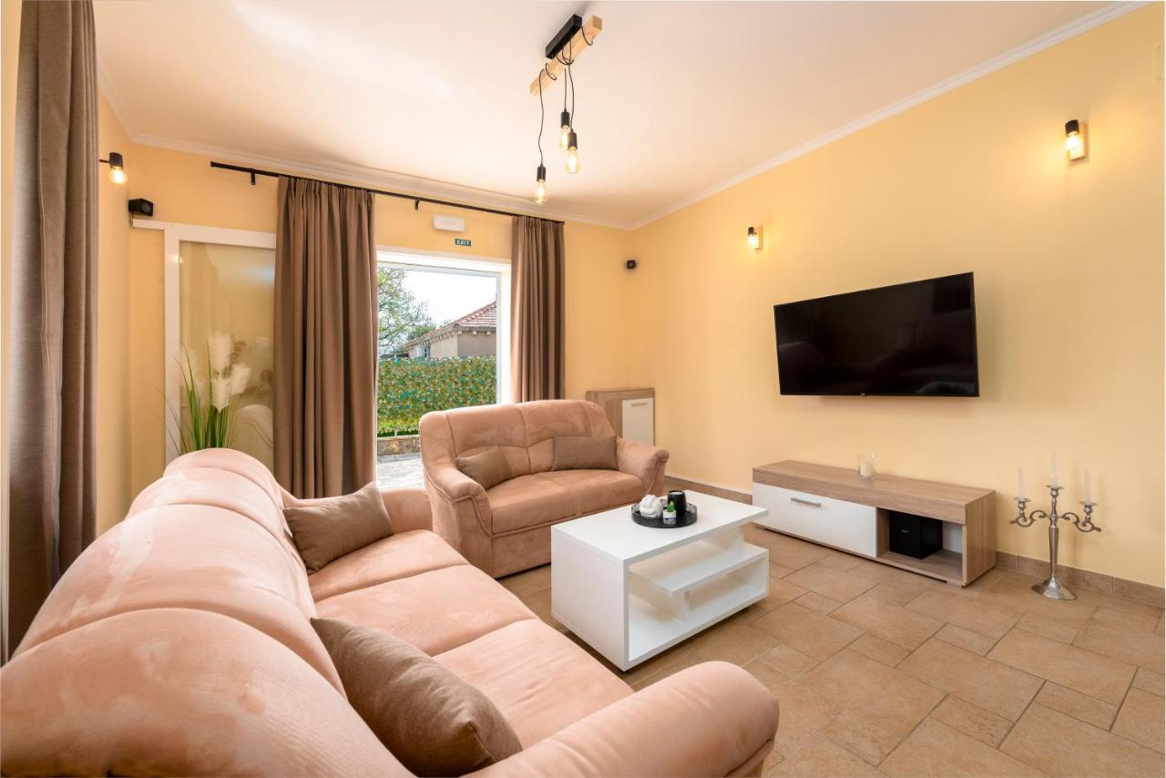 Vila Vergatum-Privacy,Gym,Billiards,Table Tennis Donji Brgat Exterior foto